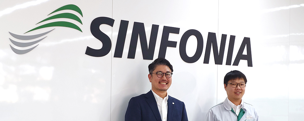 左：開発本部　先行開発部　パワー＆モーション開発グループ　担当課長　菊永 恭平さん右：開発本部　研究部　メカトロ技術グループ　担当課長　忽那 真志（くつな まさし）さん